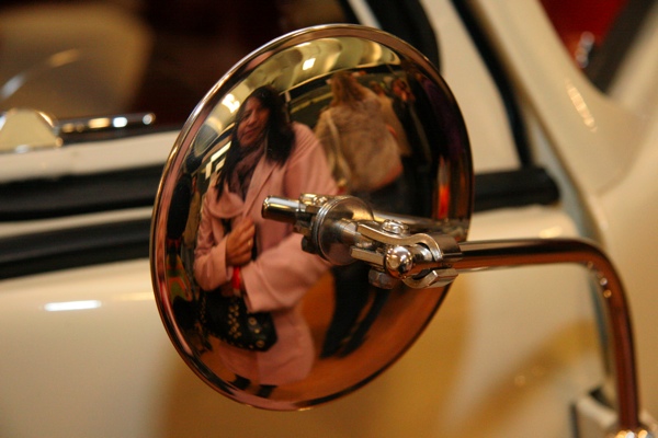 Manda in wing mirror reflection